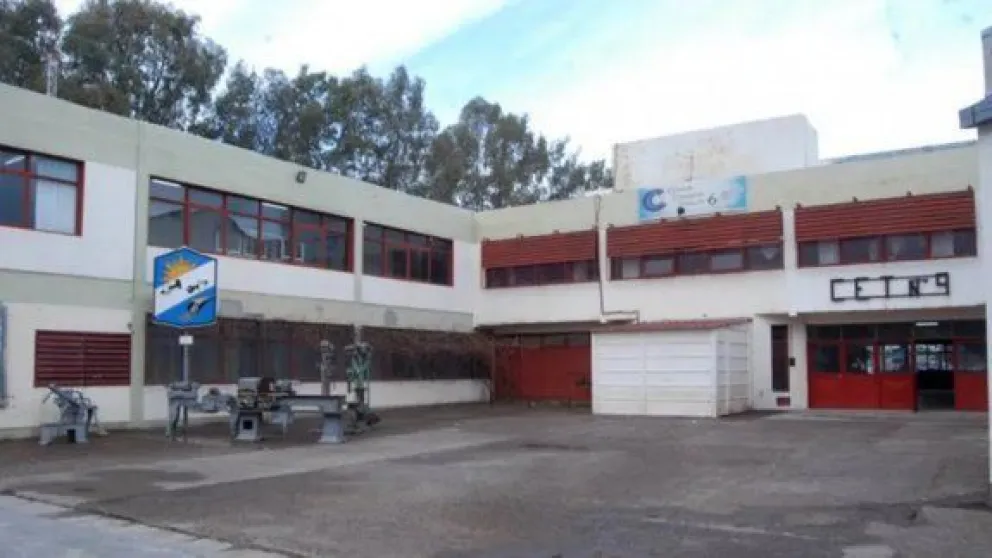 Incidente en el CET 9 de Cipolletti: un alumno a salvo tras caída de escombro
