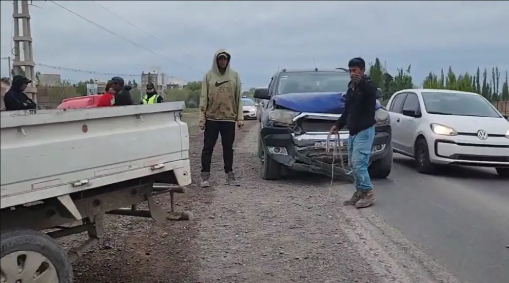 Fuerte choque cuando intentaba subir a la ruta 