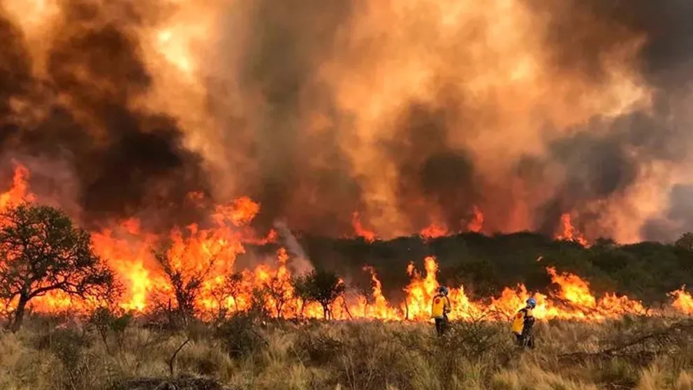 Varios focos de incendios arrasan distintos valles de Córdoba en medio del caos
