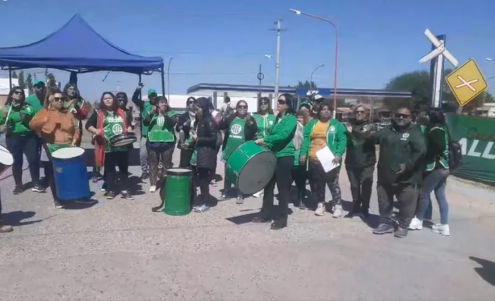 Trabajadores municipales de Fernández Oro exigen apertura de paritarias