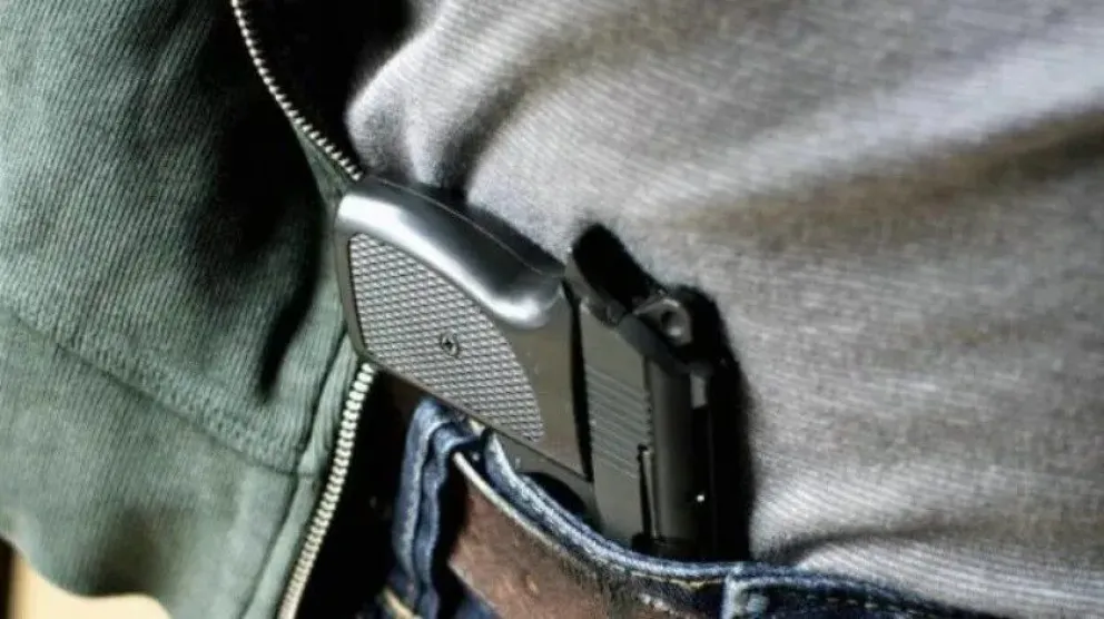 Tras una noche de fiesta, se quedó dormido con una pistola en la cintura y terminó con un disparo en los genitales