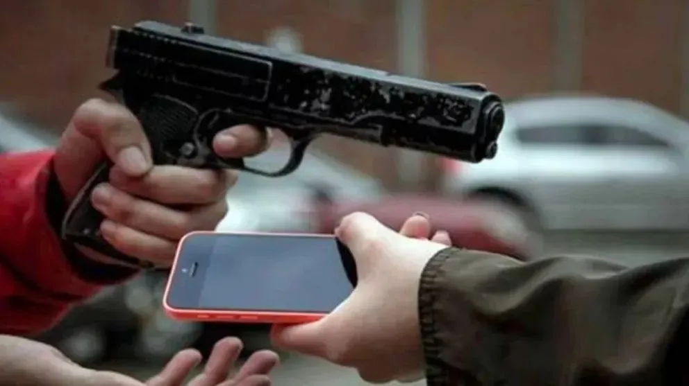 Asalto a punta de pistola afuera de una escuela en Cipolletti