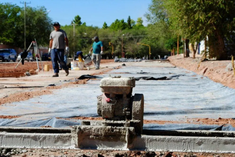 Empezó la pavimentación de la colectora oeste de la ruta 151
