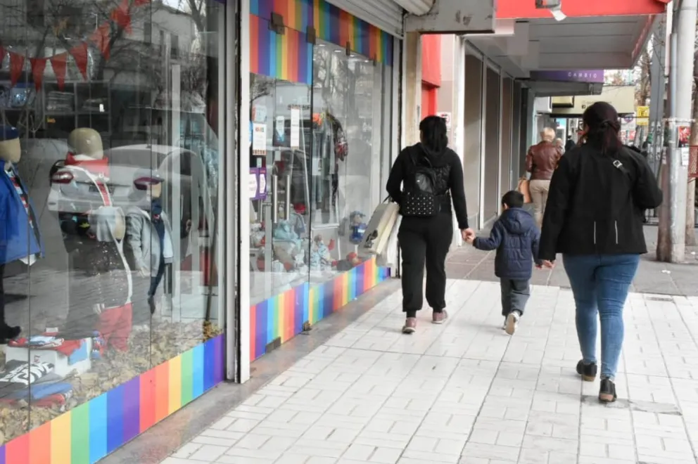 La crisis económica impulsa la migración a la ilegalidad en los comercios Cipoleños