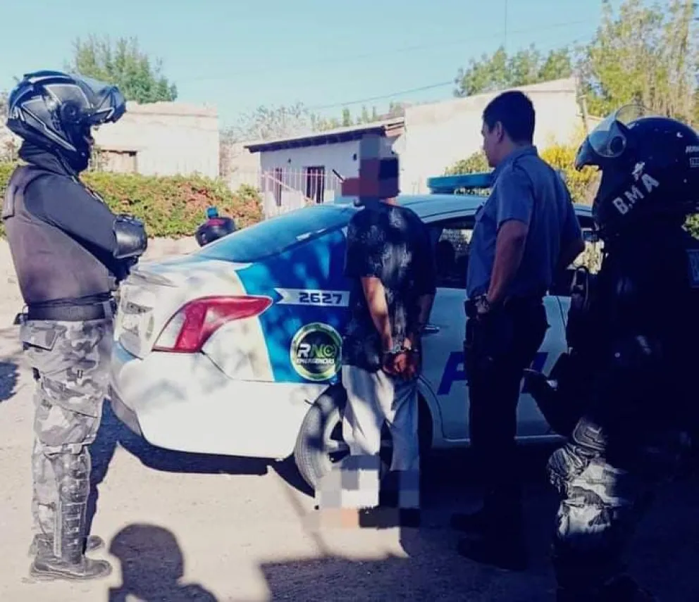 Los detuvieron mientras intentaban robar placas del cementerio: Uno de ellos tenía pedido de captura