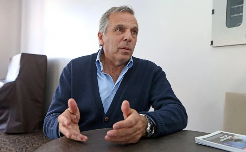 No descansan: le hackearon el celular hasta a un ex gobernador de Neuquén