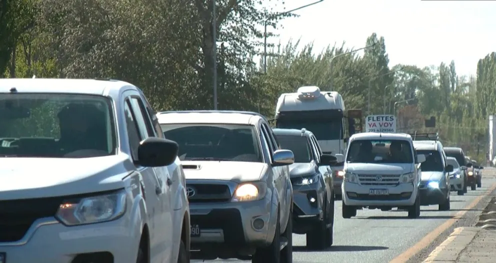 Rutas repletas de turistas y controles vehiculares: "más de 1000 autos por hora"