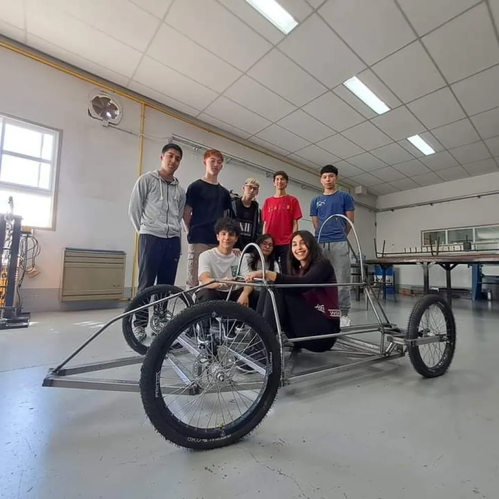 Estudiantes de Cipolletti diseñan auto eléctrico para el desafío ECO de YPF