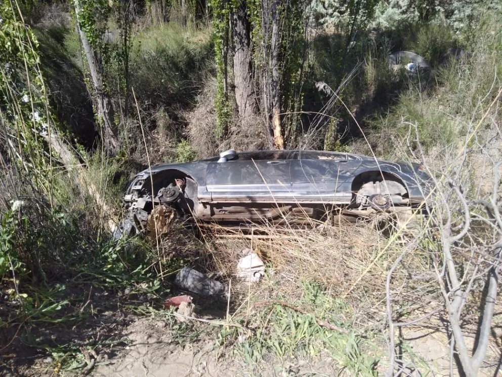 Volcó con el auto y le robaron hasta las ruedas
