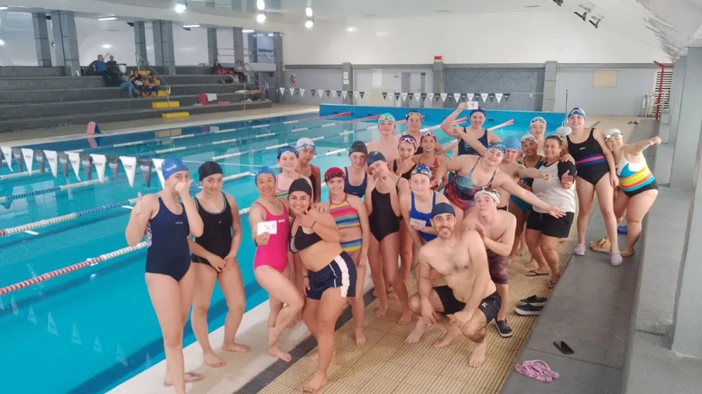 La preselección argentina de natación con Sindrome de Down entrenó con deportistas regionales