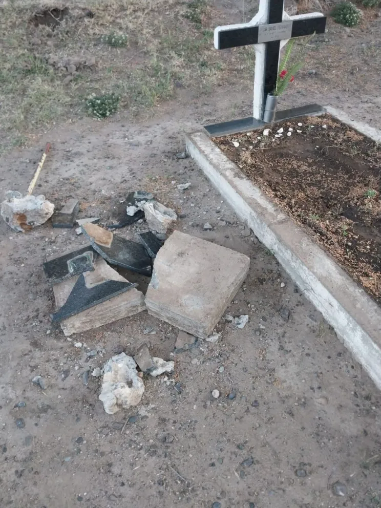 Malestar por vandalismo y robo en el cementerio