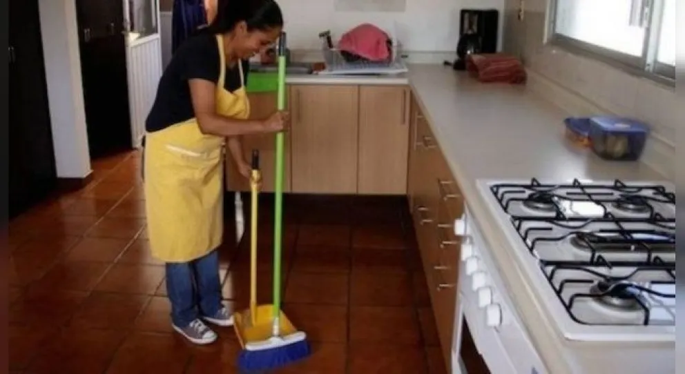 Juicio laboral: tenía a su empleada en “negro”, la despidió sin causa y por whatsapp