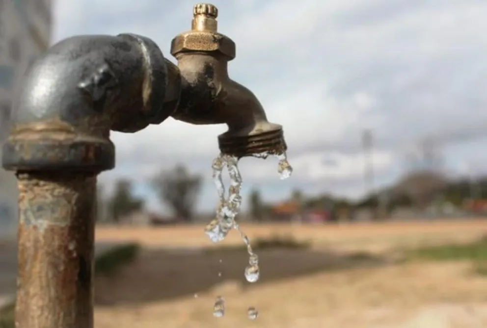 Crisis del agua en Fernández Oro: Amati actúa de emergencia