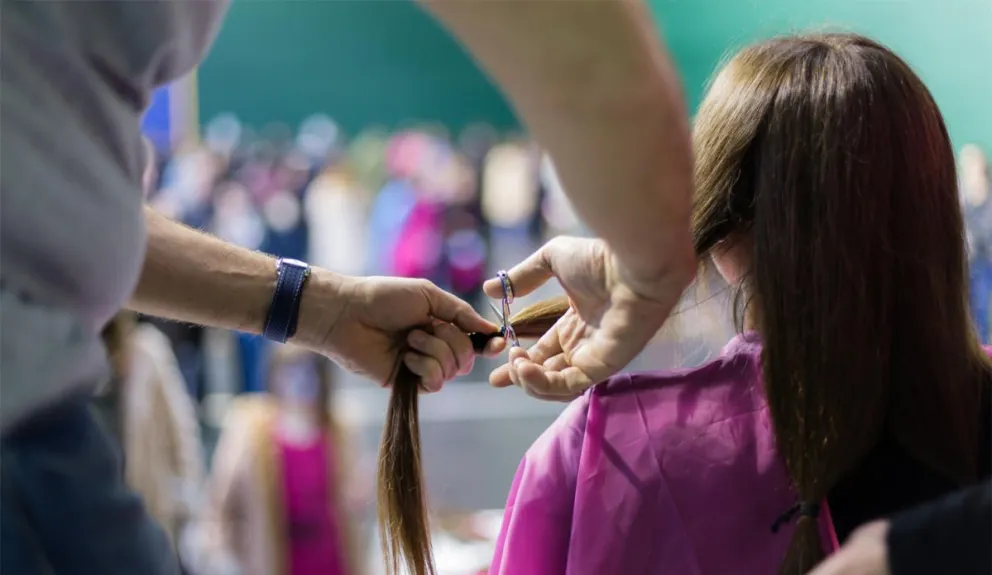 Jornada solidaria de cortes de pelo en Anai Mapu para personas mayores