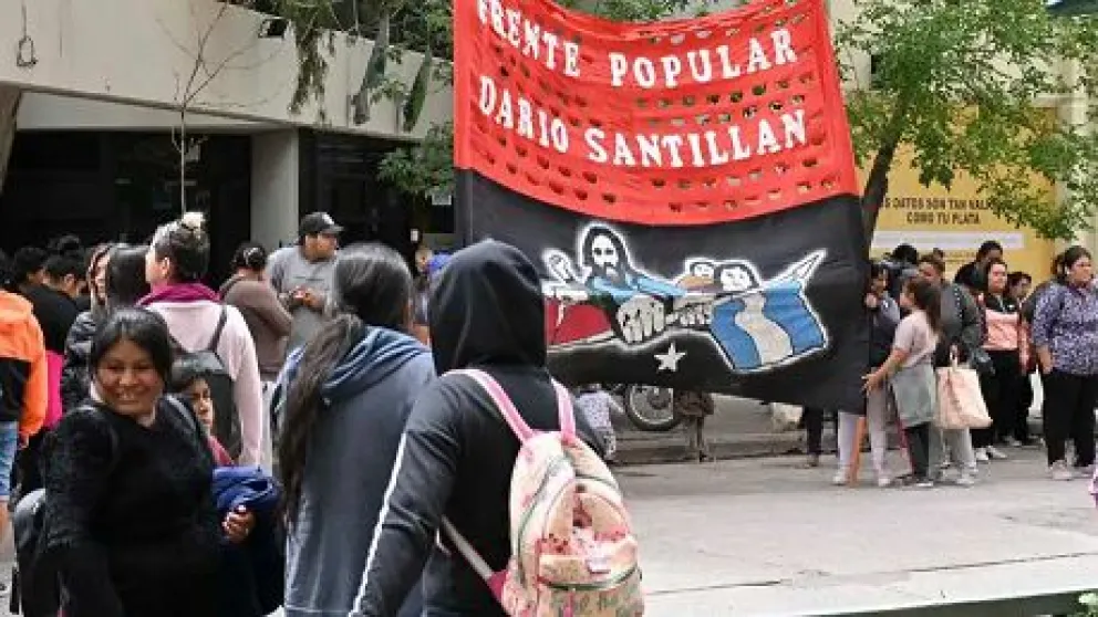 Acampe por tiempo inderminado frente a la municipalidad de Cipolletti