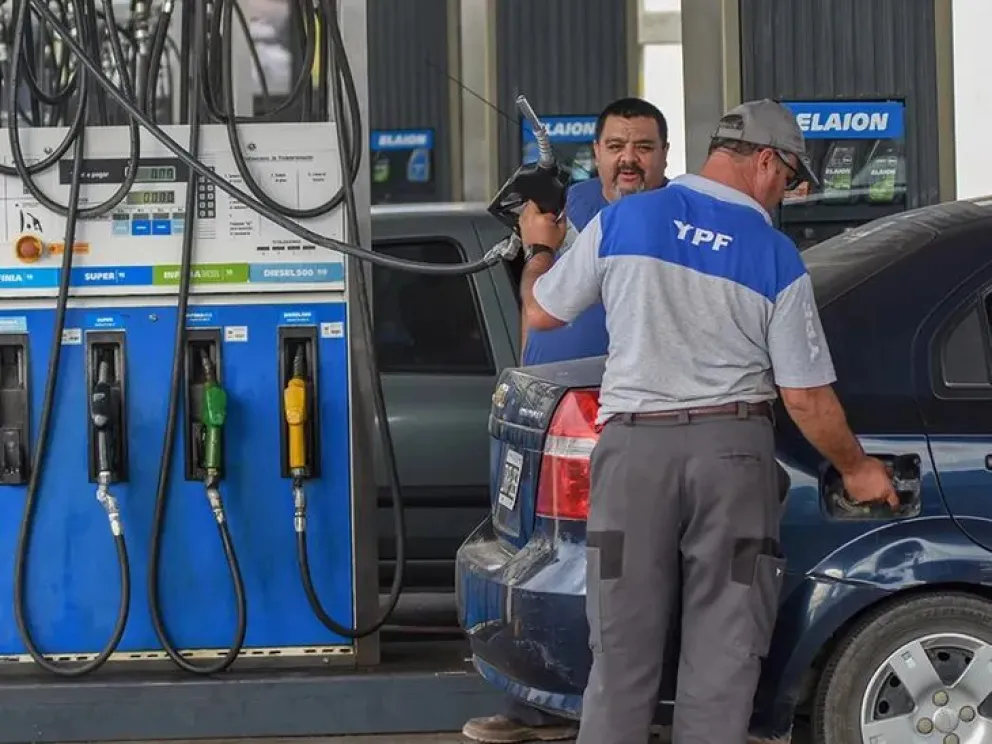  No pagaron el combustible, el trabajador de YPF se colgó del auto y cayó en la Autovía Norte