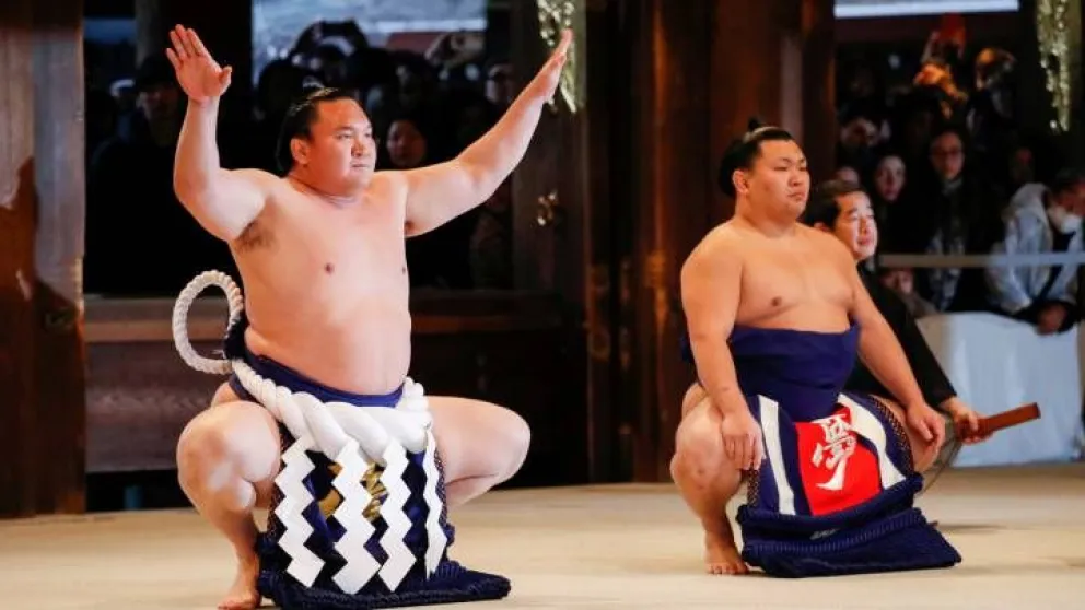 Insólito: un grupo de luchadores de sumo fueron distribuidos en tres aviones por riesgo de sobrecarga