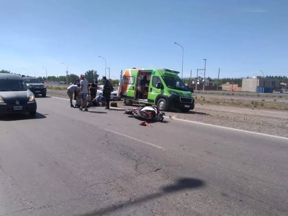 Choque entre una moto y una camioneta en la Ruta 151 de Cipolletti
