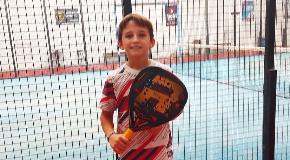 Es de Cipo, tiene 11 años y sus habilidades lo llevan al Mundial de pádel en Paraguay, ¿lo ayudamos a viajar?