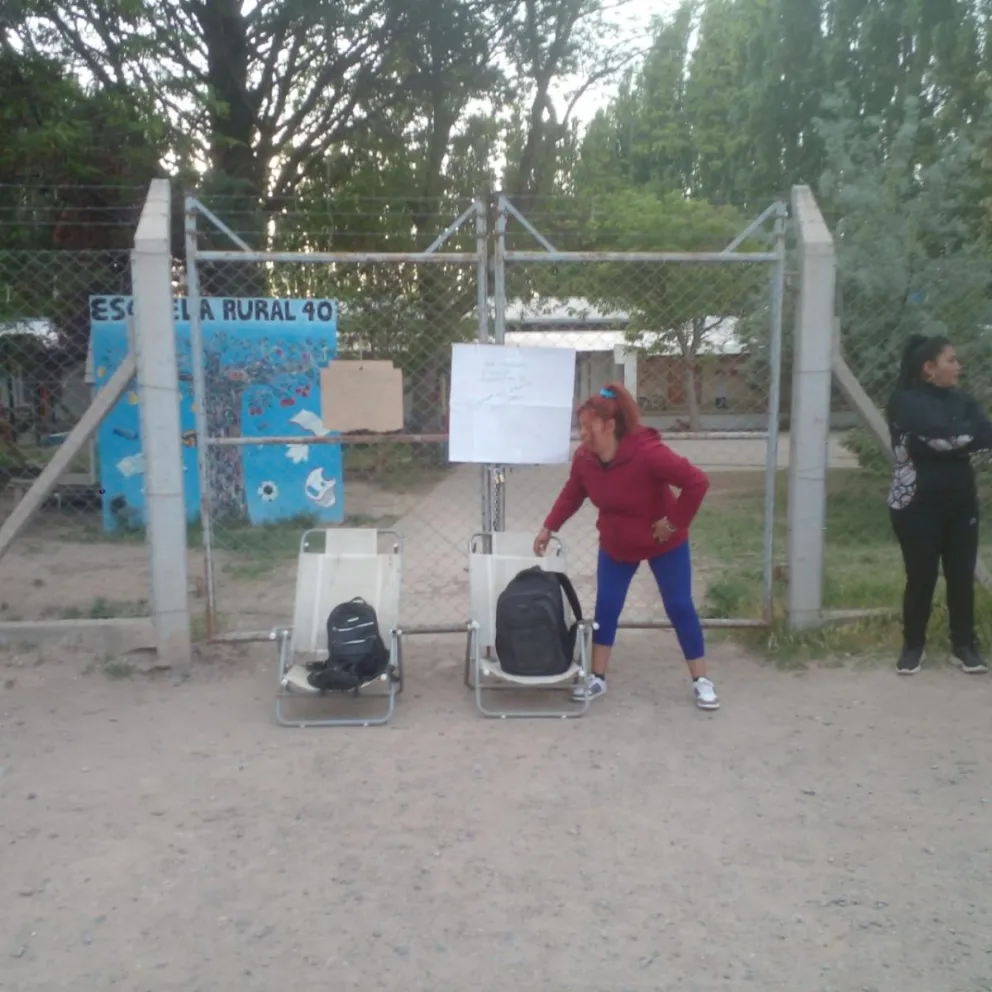 Tomaron la escuela 40 por falta de transporte y no descartan ir a la ruta 22