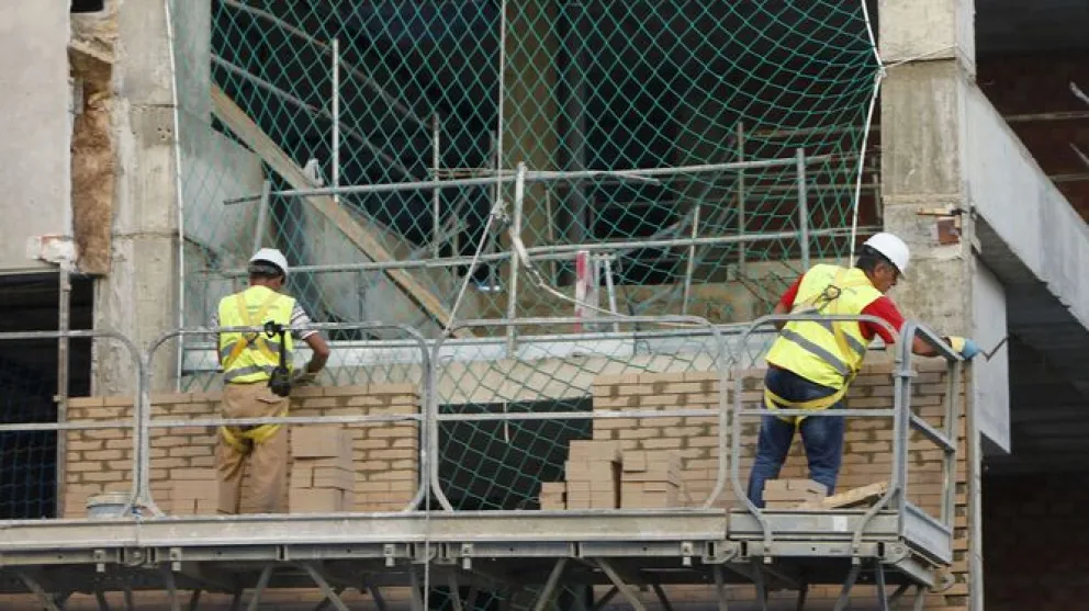 Tuvieron que abandonar su vivienda por los daños que provocaba la obra de al lado