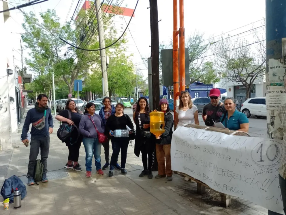 Vecinos de Balsa Las Perlas se manifiestan en la municipalidad de Cipolletti por falta de agua