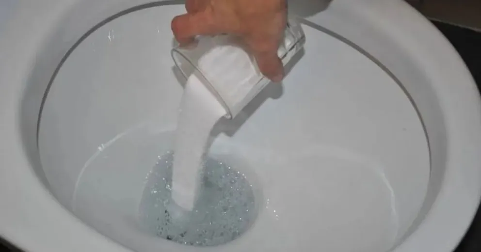 Inodoro impecable y sin esfuerzo: el increíble truco con sal