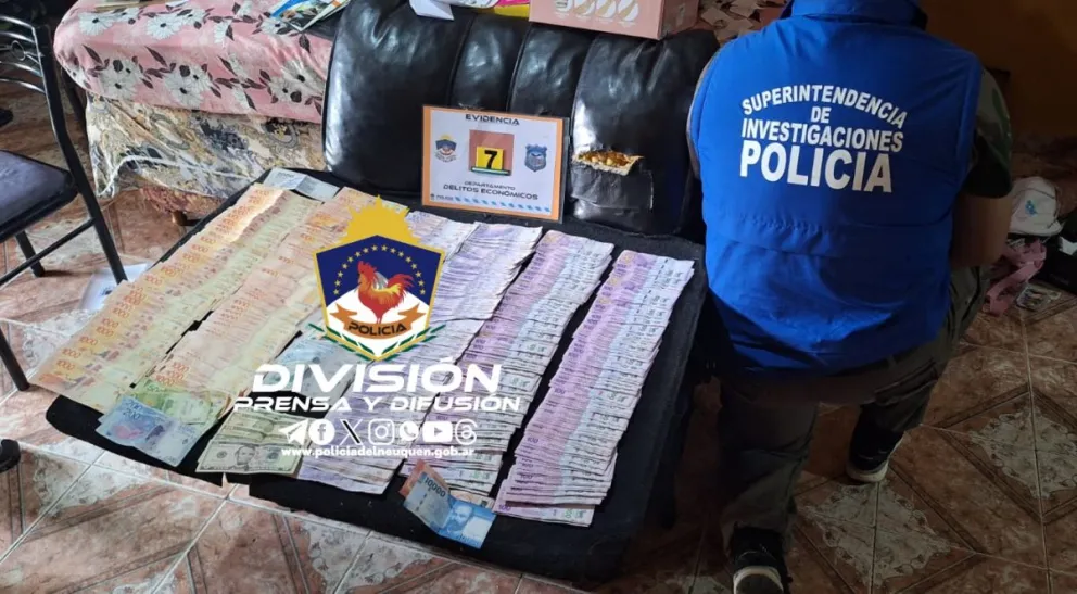 Una camioneta, dinero nacional y extranjero, chequeras y detenidos tras allanamientos por intento de estafa en el Alto Valle