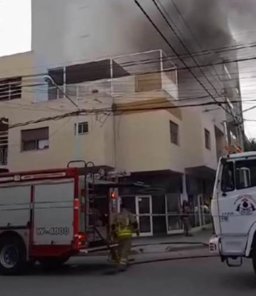 VIDEO: Un principio de incendio en una casa de comidas generó preocupación en la zona céntrica