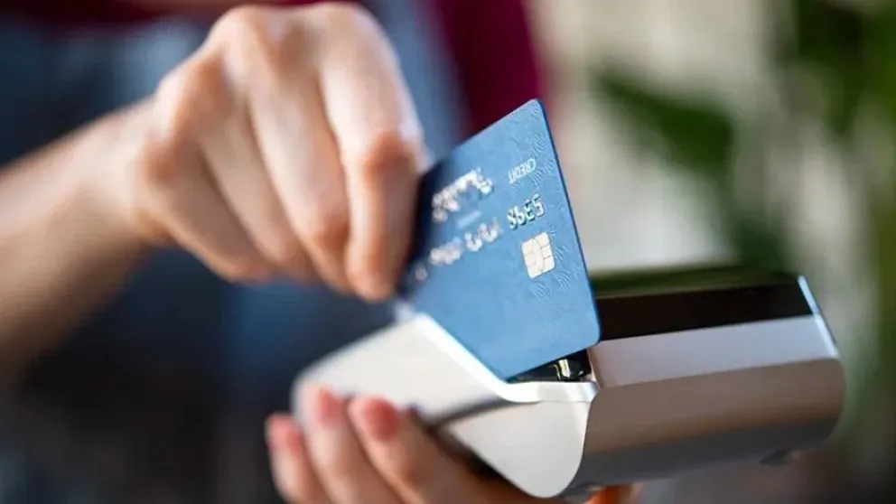Aumenta el uso de tarjetas de débito y pagos con QR en Argentina