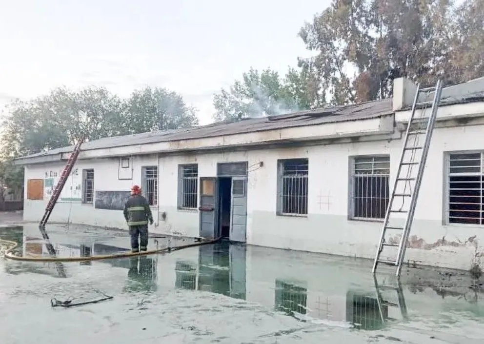 Quemaron una escuela intencionalmente y ahora los vecinos tomaron un colectivo como protesta