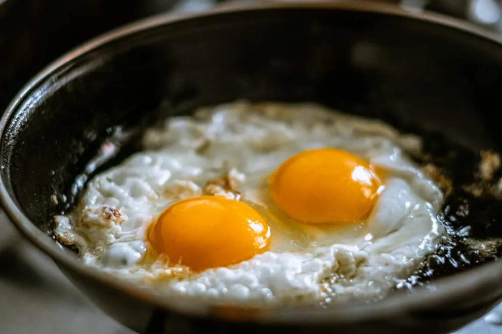 Trucos de chef: El secreto para que el huevo frito no se pegue a la espátula
