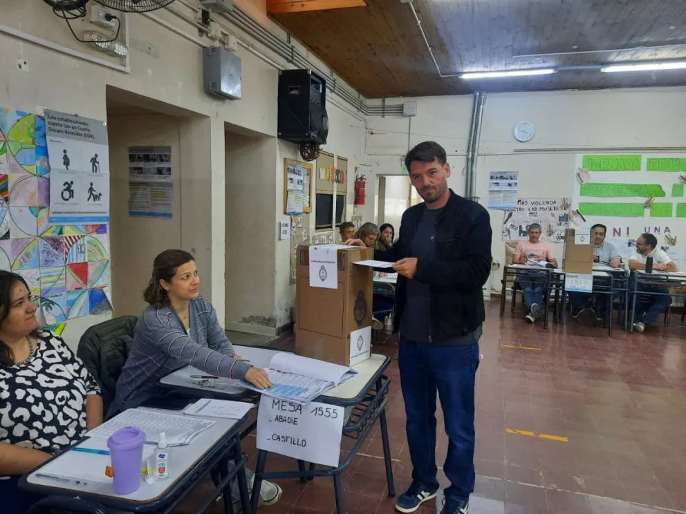 Rodrigo Buteler, intendente electo de Cipolleti, emitió su voto en las Elecciones Presidenciales 2023