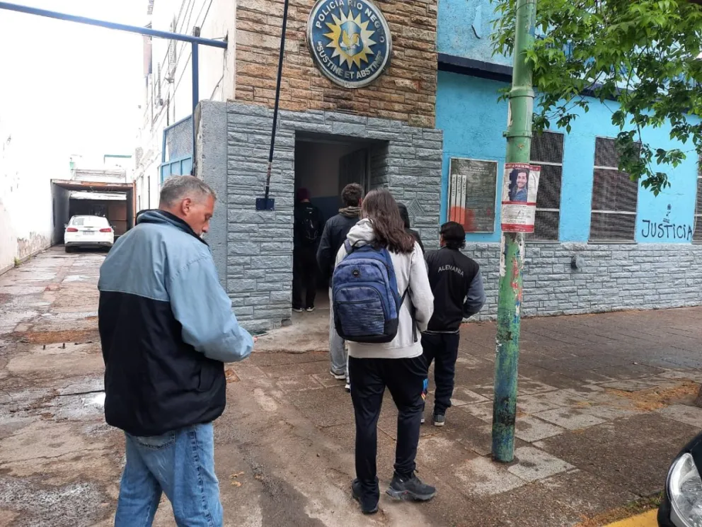 Largas filas en las comisarias para solicitar la constancia de no emisión del voto