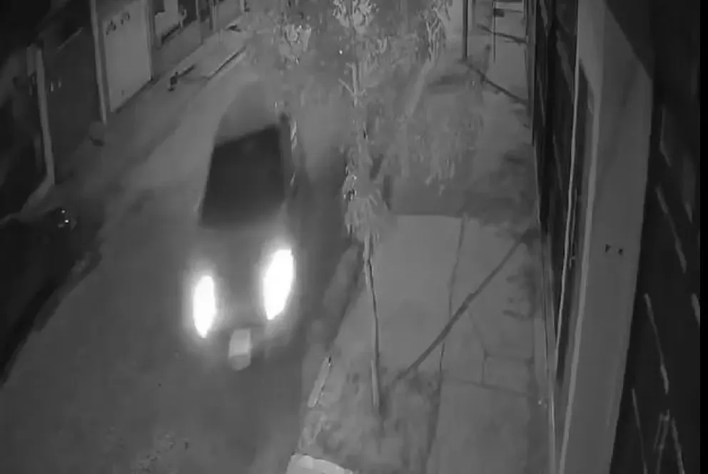 Un Fiat Palio le chocó el frente de su casa y huyó