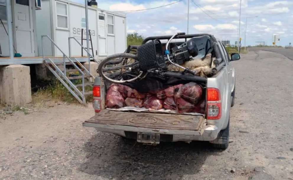 Lo atraparon con media tonelada de carne en el asiento de la camioneta