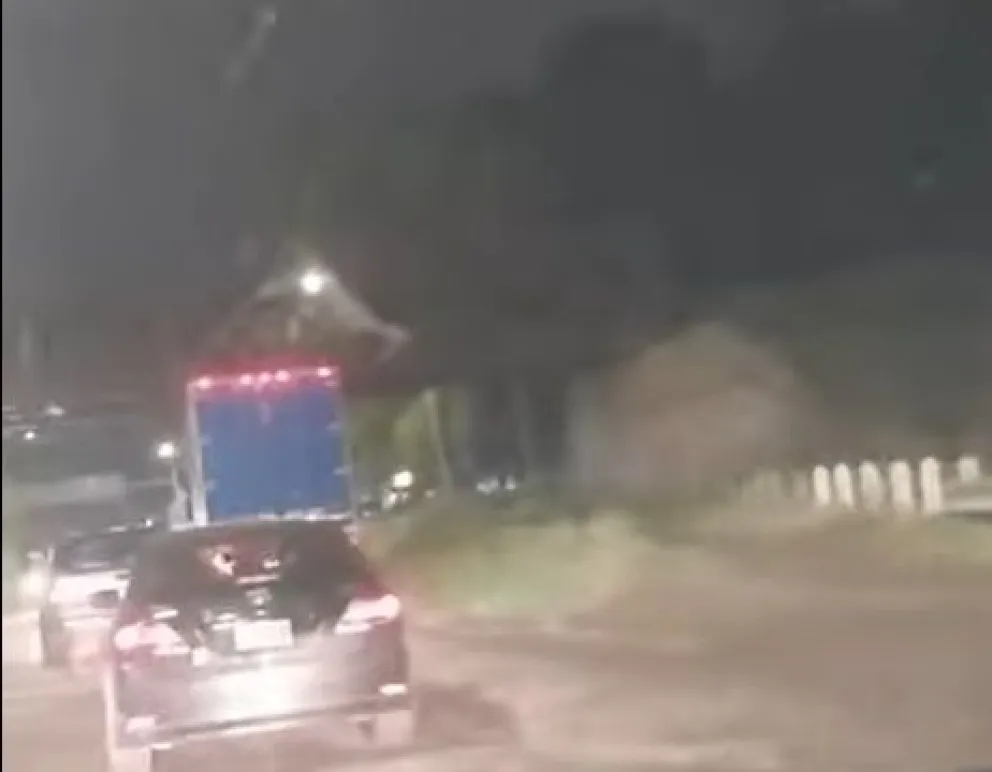 Video: Una vez más un camión chocó el puente ferroviario