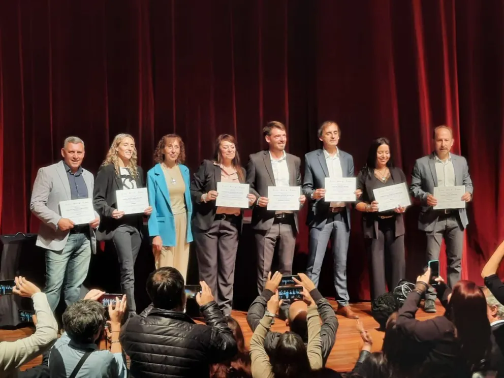 Emoción y política en la entrega de certificados a las autoridades municipales electas