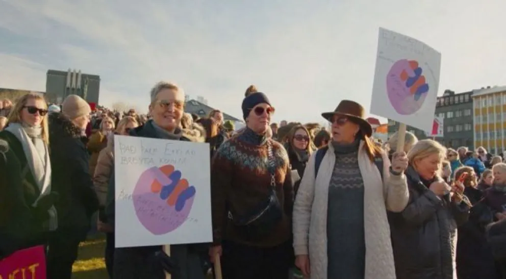Islandia converge en una histórica huelga de mujeres por igualdad salarial: la primera ministra también se sumó