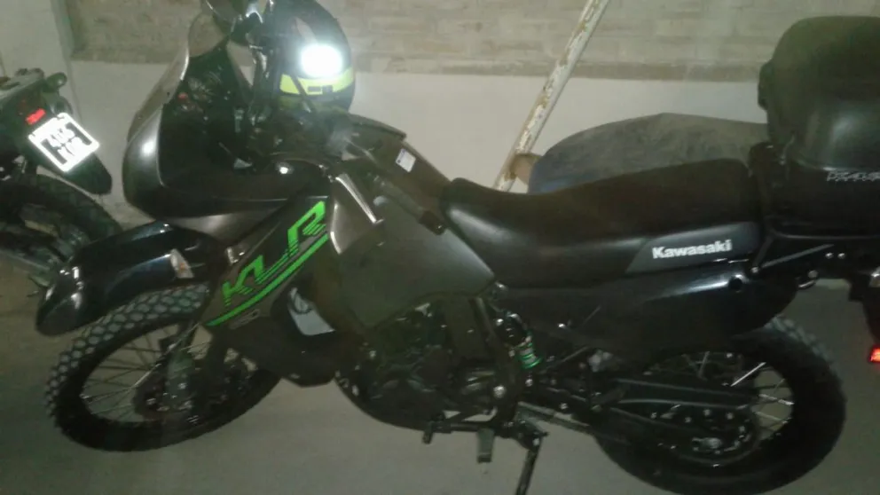 VIDEO: Delincuentes vuelven a atacar el edificio Pioneros llevándose una moto de alta cilindrada