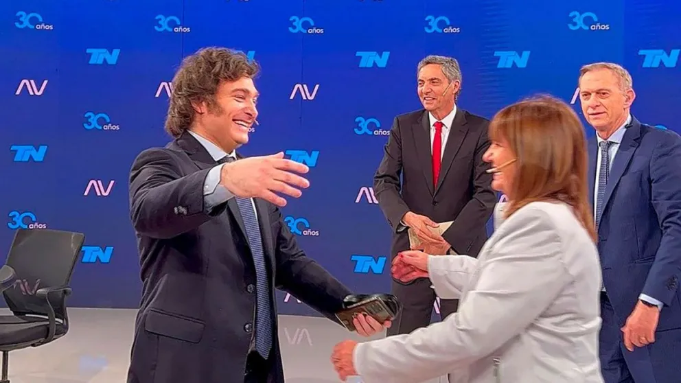 El abrazo de Milei y Bullrich tras el apoyo de Juntos por el Cambio: "Qué revolución armamos, ¿no?"