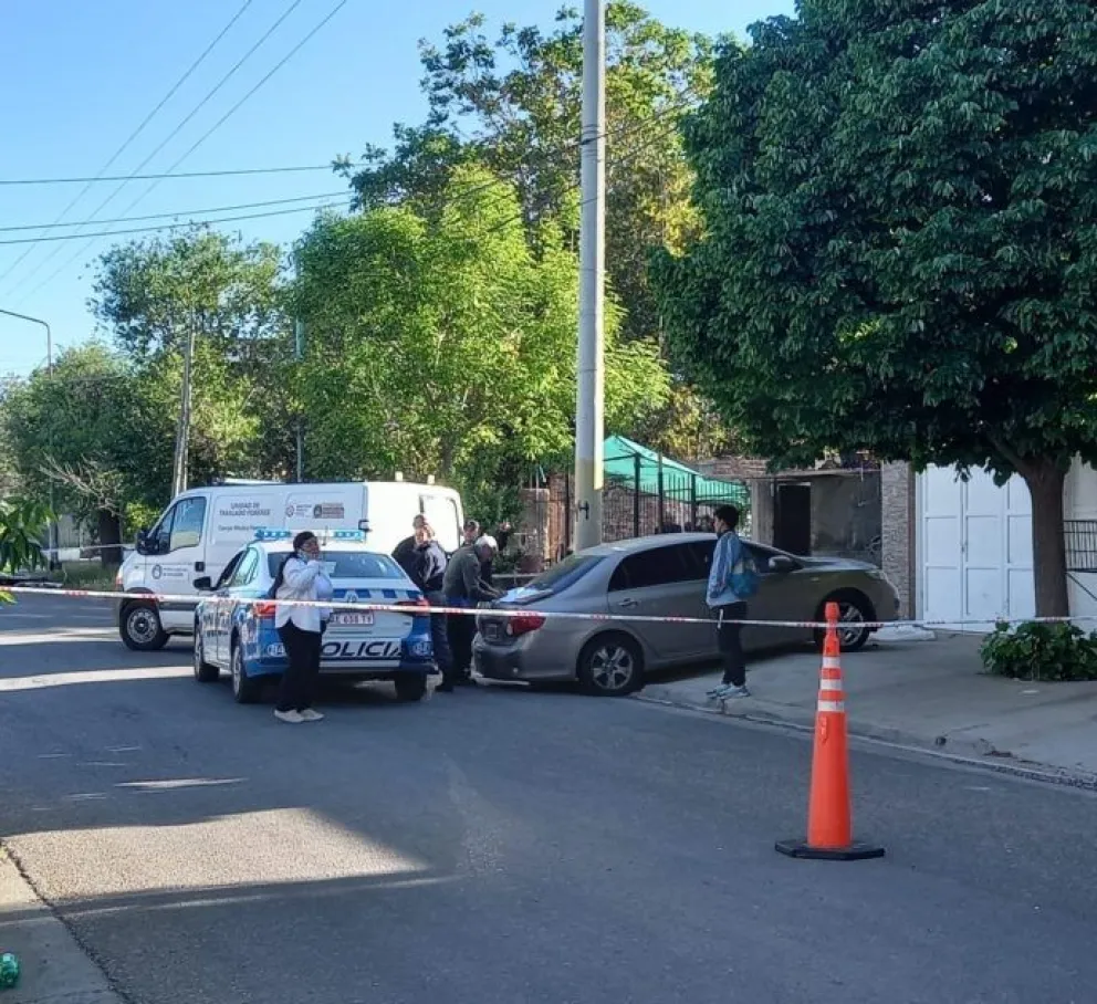 Investigan la muerte de un vecino que apareció tendido en la vereda 