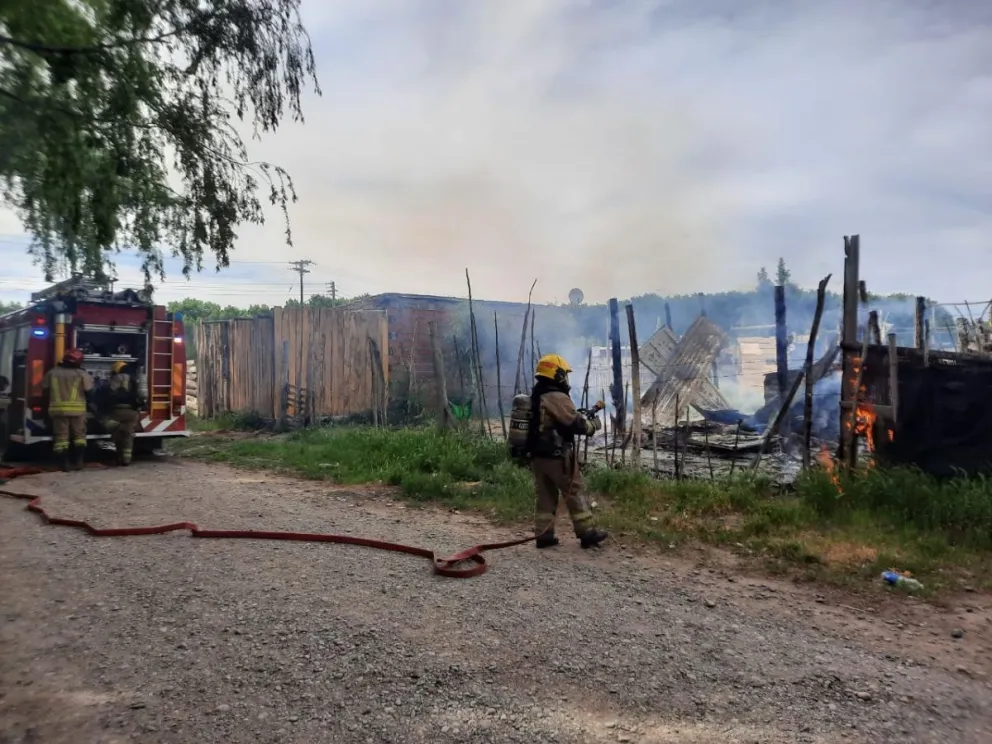 Pérdidas totales durante un incendio en una vivienda del barrio María Elvira