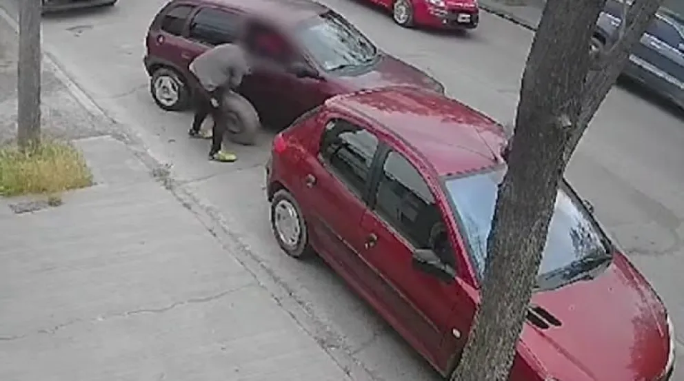 Intentó robar una rueda de auxilio en plena luz del día
