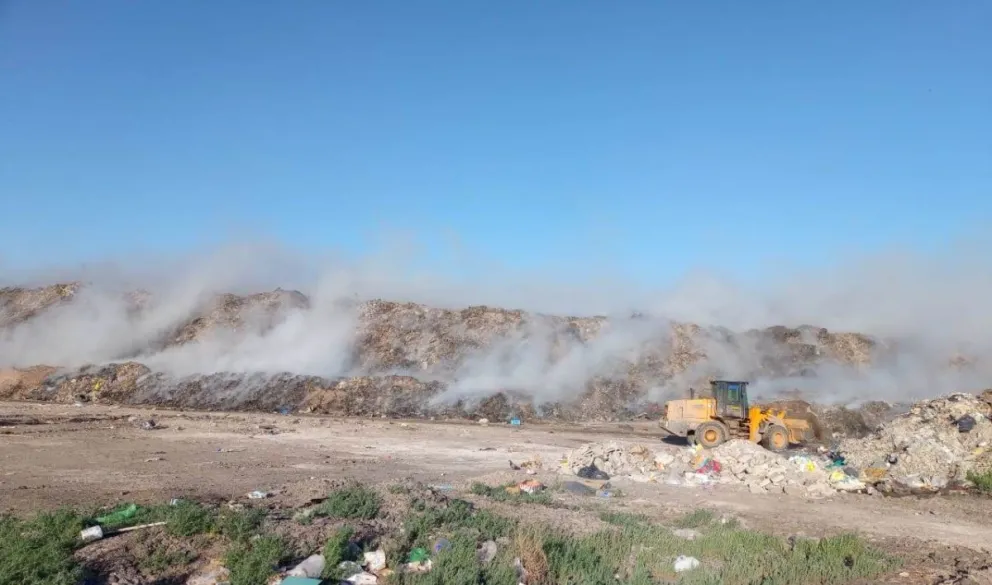 Lograron controlar incendio en el basural de Cipolletti, sólo quedaron sectores humeantes