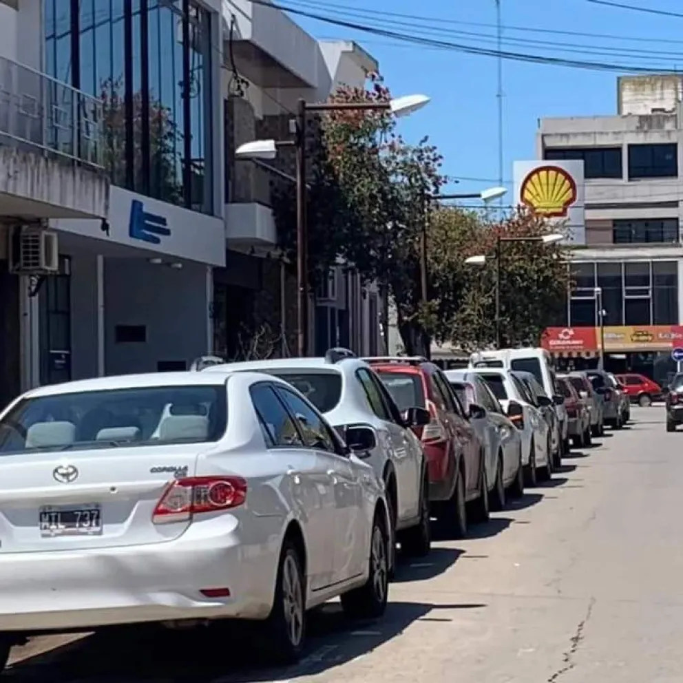 Escasez de combustible en la región: filas interminables y estaciones desabastecida