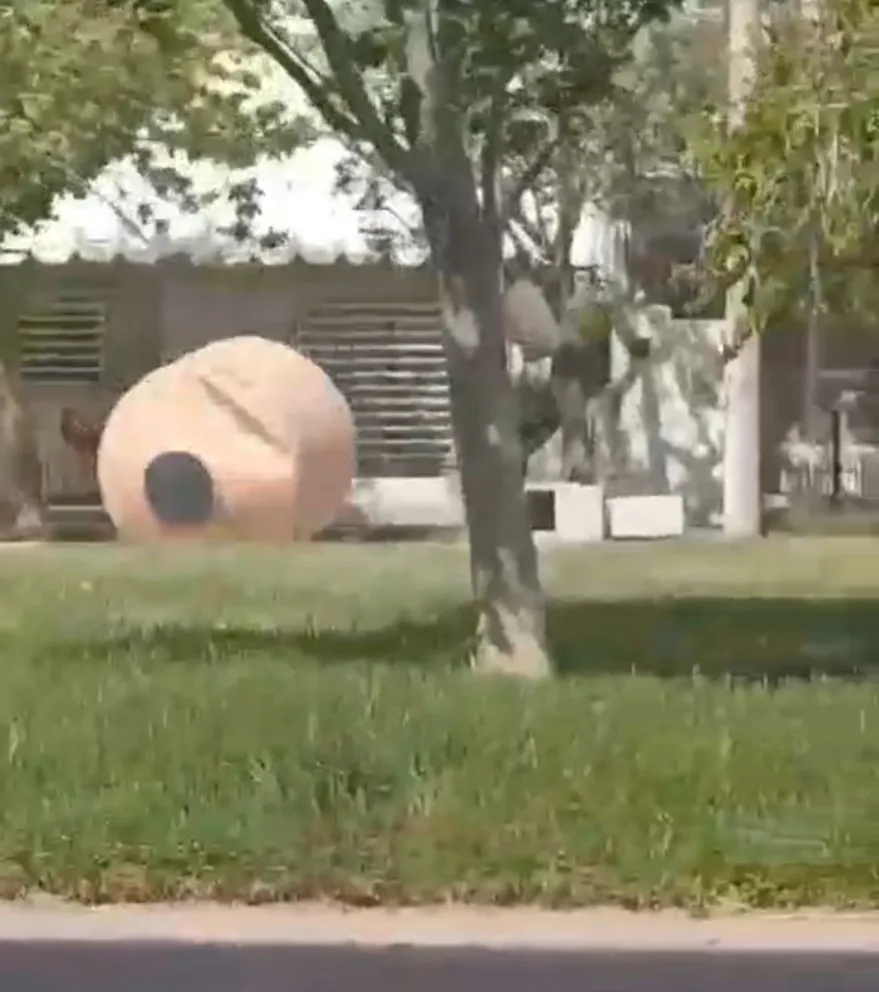 Un vecino filmó el momento cuando voló un tanque de agua