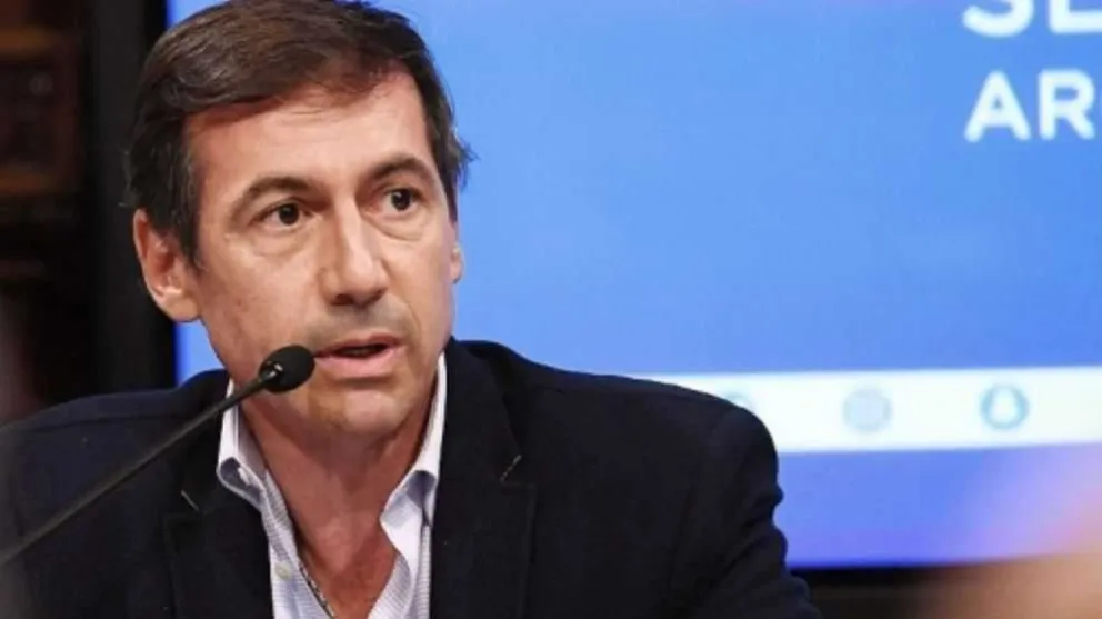 Fuerte crítica de un senador radical a Milei: "Todos los día nos mea en la cara"
