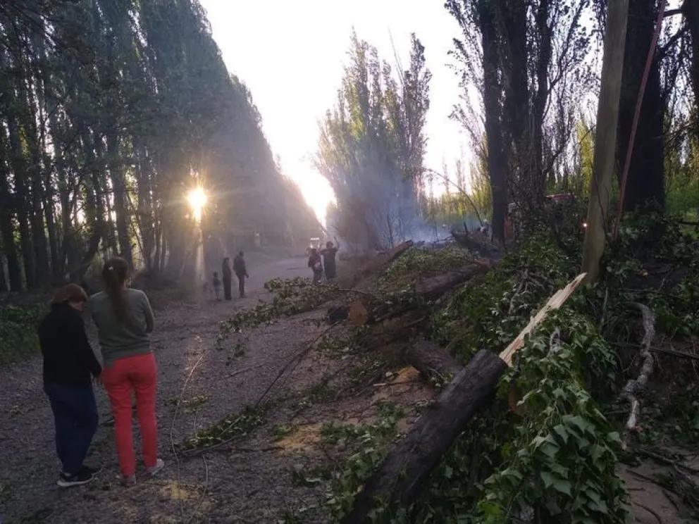 Vecinos enojados: amenazan con cortar la ruta si no vuelve la luz