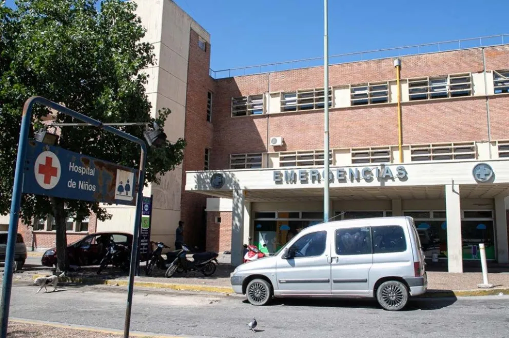 Trágico: le dio a su hija veneno para cucarachas por error y terminó internada